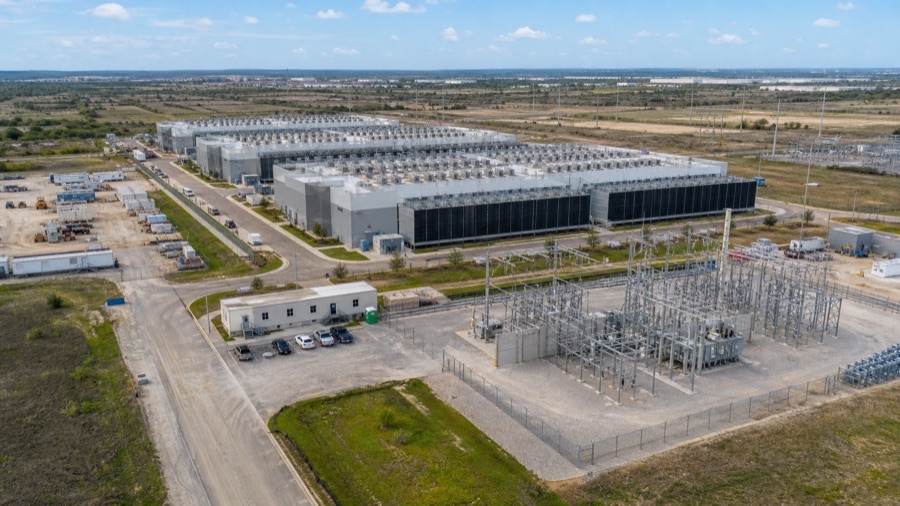 Texas industrial jobsite with vendor service equipment and temporary site support