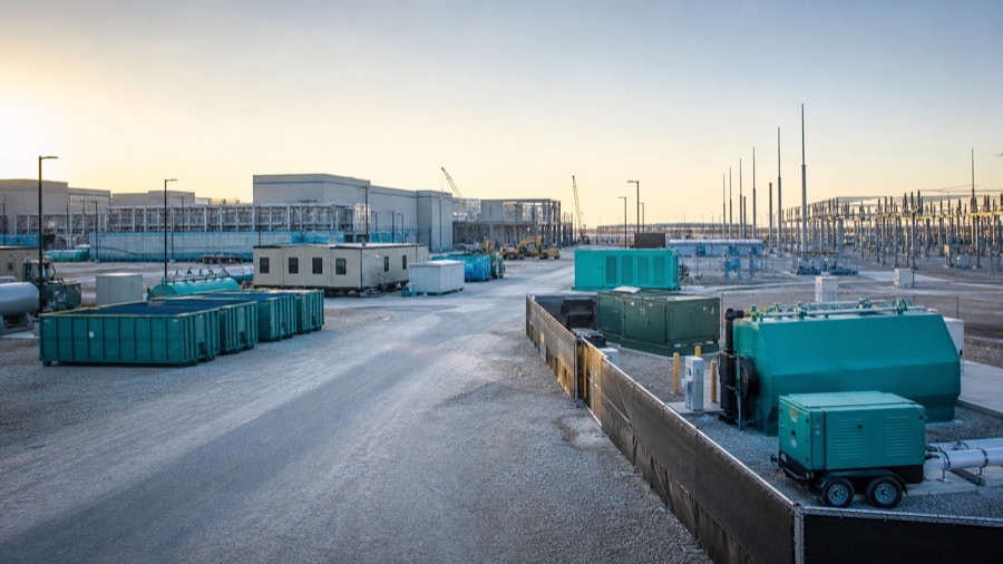 Texas industrial jobsite with vendor service equipment and temporary site support